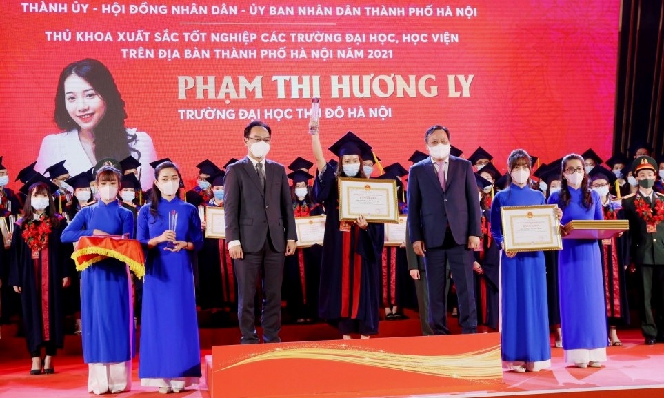 Hà Nội tuyên dương 90 thủ khoa tốt nghiệp xuất sắc