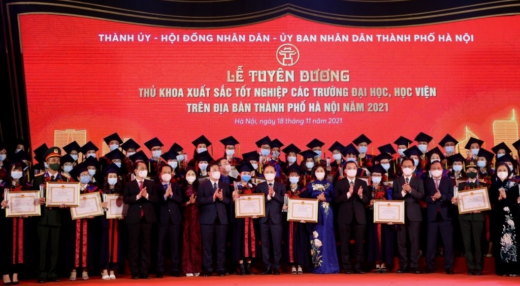Hà Nội tuyên dương 90 thủ khoa tốt nghiệp xuất sắc