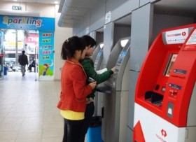 Thu phí ATM nội mạng: Thiệt thòi chủ thẻ lĩnh
