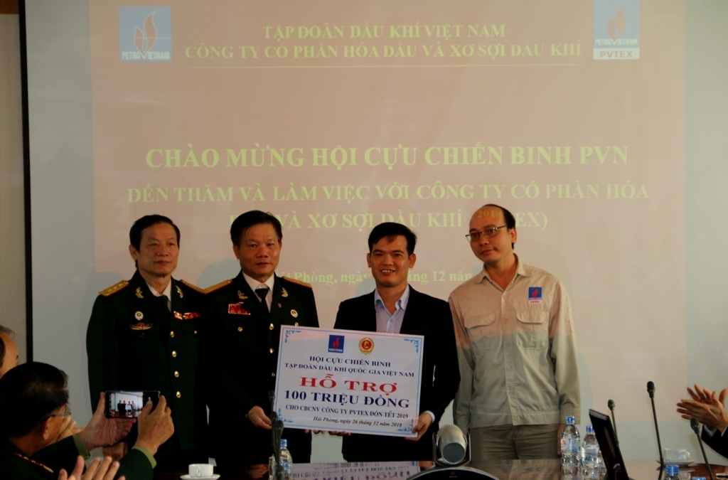 hoi ccb tap doan tham tang qua nguoi lao dong pvtex