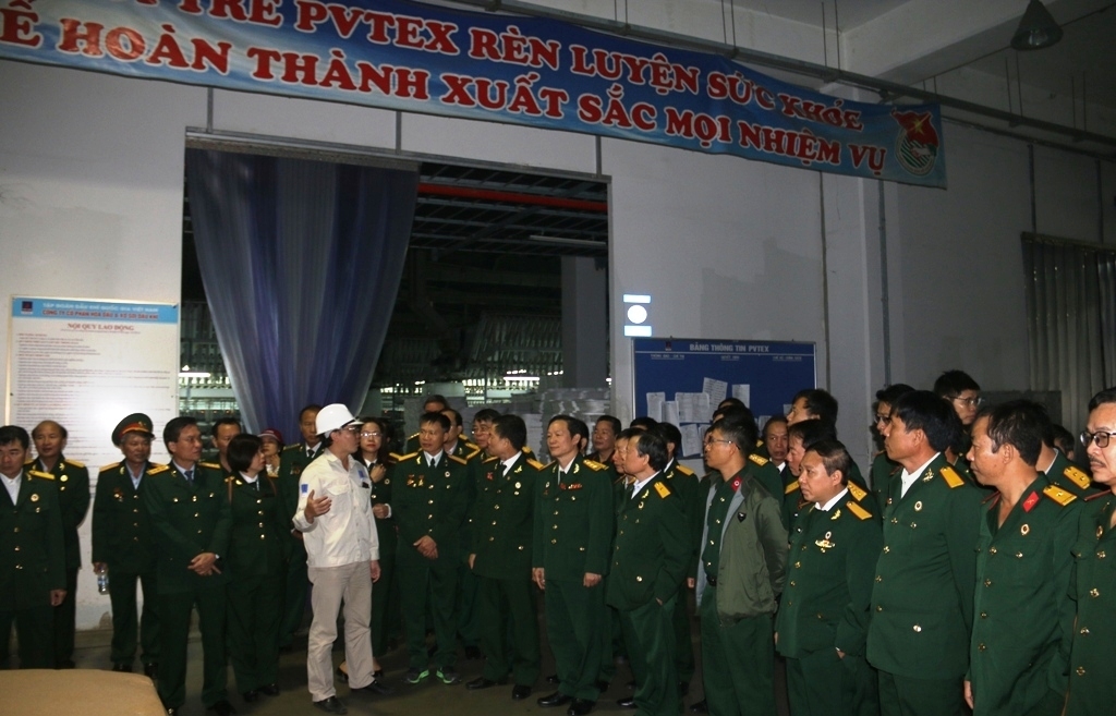 hoi ccb tap doan tham tang qua nguoi lao dong pvtex