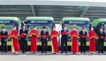 Khai trương tuyến xe buýt điện đầu tiên tại Việt Nam