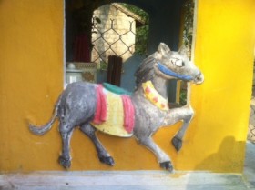 Kỳ lạ tục thờ ngựa ở Huế