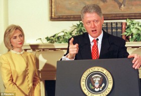 Bà Hillary Clinton đối mặt với bê bối ái tình của chồng như thế nào?