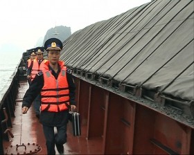 Cảnh sát biển bắt giữ tàu chở 2.000 tấn than lậu