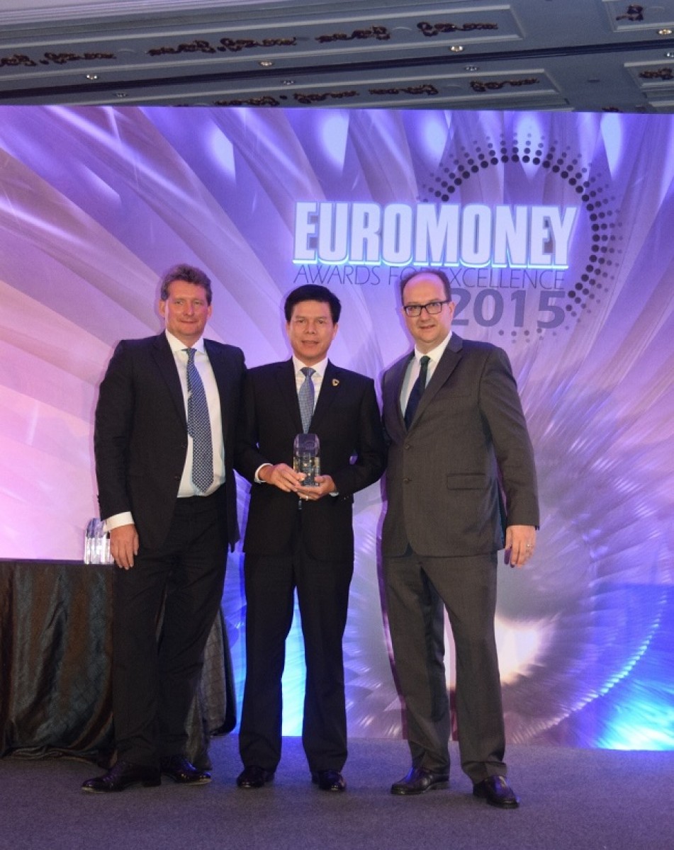 Đại diện Vietcombank nhận giải thưởng “Ngân hàng tốt nhất Việt Nam năm 2015” do Tạp chí Euromoney trao tặng
