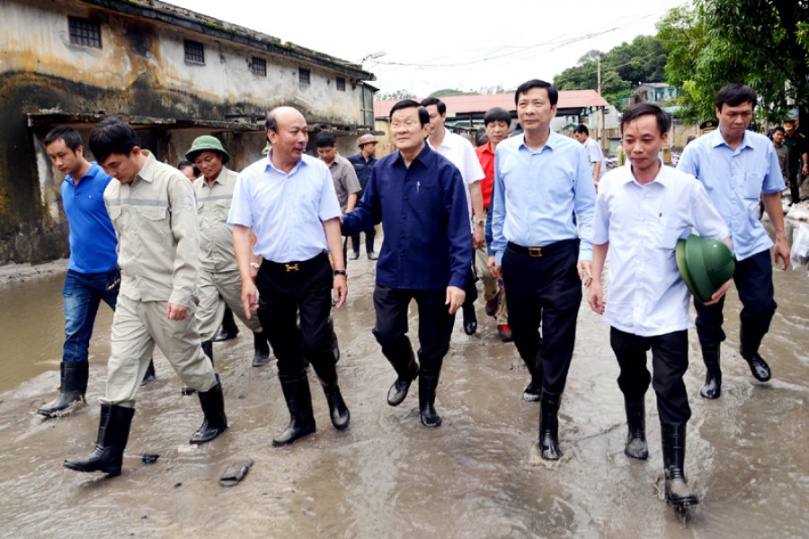 Chủ tịch nước Trương Tấn Sang thăm, động viên nhân dân Quảng Ninh khắc phục thiên tai