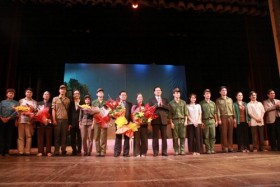 Thủ tướng Nguyễn Tấn Dũng đến thăm và động viên các nghệ sỹ Nhà hát Tuổi trẻ