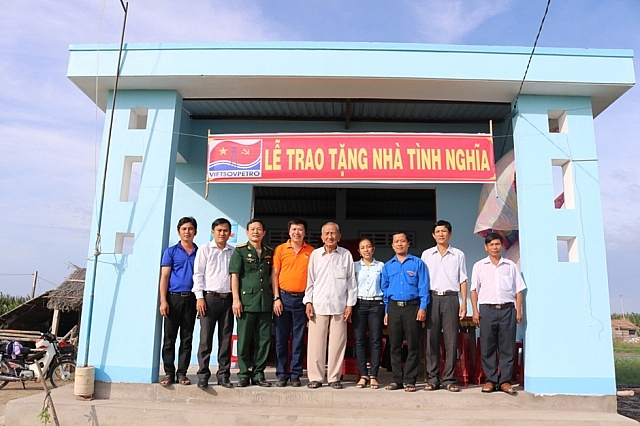 vietsovpetro trao nha dai doan ket tai ben tre