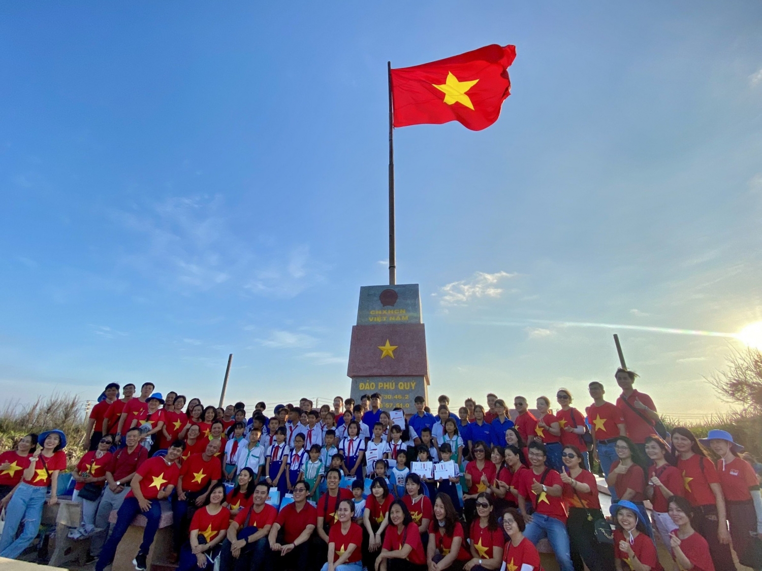 Phối hợp cùng Ban nữ công và HCCB Vietsovpetrp tổ chức chương trình biển đảo tại Phú Quý - Bình Thuận