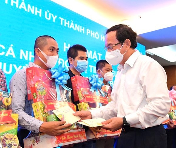 Bí thư Thành uỷ TPHCM Nguyễn Văn Nên tặng quà tri ân các cá nhân, đơn vị tham gia vận chuyển, cấp cứu người bệnh Covid-19. 