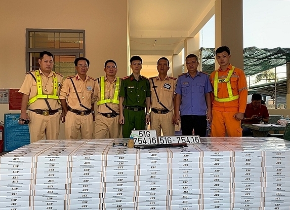 Truy bắt xe chở thuốc lá lậu trên cao tốc TP HCM - Long Thành - Dầu Giây
