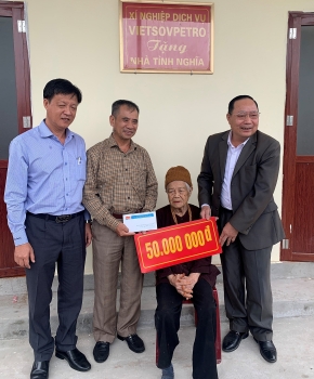 Xí nghiệp Dịch vụ trao tặng nhà tình thương tại Ninh Bình