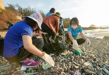 Nữ công Xí nghiệp Dịch vụ Vietsovpetro chung tay làm sạch môi trường