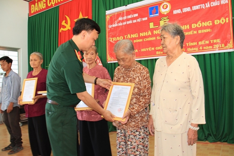 trao nha nghia tinh dong doi tai tra vinh va ben tre