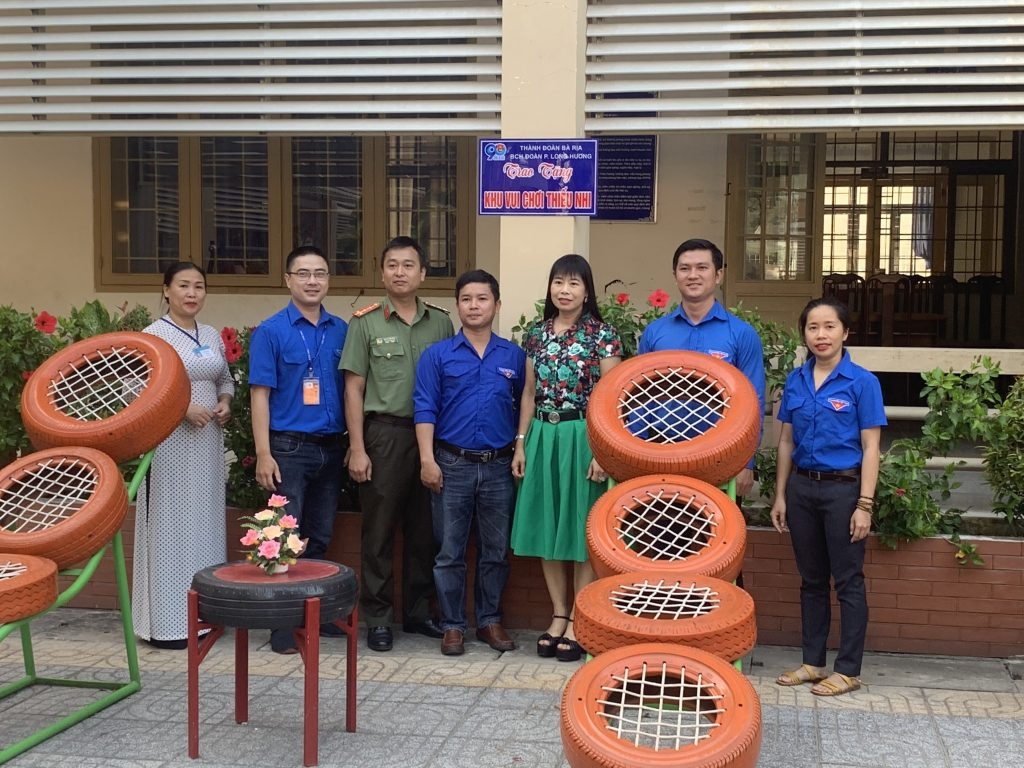 Tuổi trẻ PTSC M&C trao tặng  khu vui chơi thiếu nhi cho Trường tiểu học Long Hương