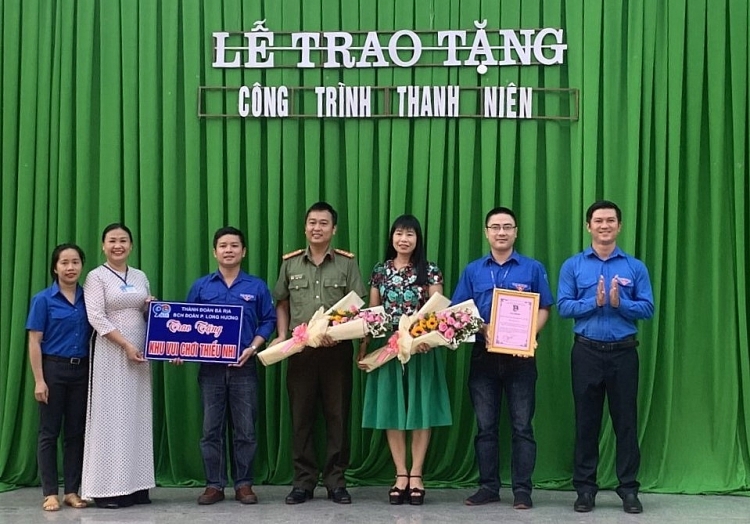 Tuổi trẻ PTSC M&C trao tặng  khu vui chơi thiếu nhi cho Trường tiểu học Long Hương