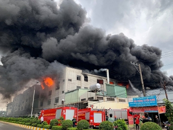 Cháy lớn trong khu công nghiệp Việt Hương