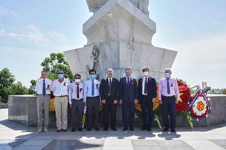 Vietsovpetro tổ chức Lễ tưởng niệm tại Tượng đài Cam Ranh