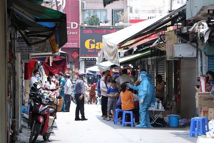 TP HCM tạm ngừng bán hàng ăn tại chỗ