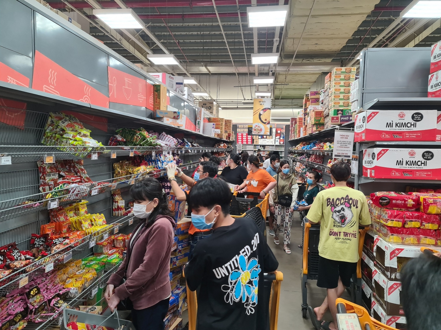 Tập trung đông người tại một siêu thị tại quận Gò Vấp trước giờ thực hiện giãn cách