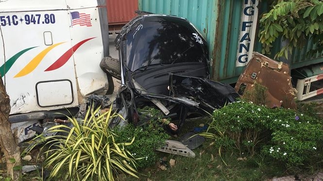 Container mất lái tông ô tô chạy ngược chiều, 5 người thiệt mạng