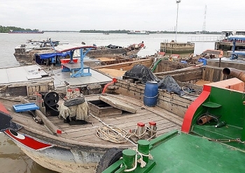 Tạm giữ 3 phương tiện hút cát trái phép trên sông Đồng Nai
