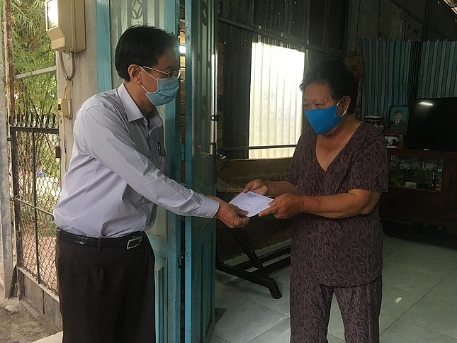 Lãnh đạo huyện Hóc Môn trao tiền hỗ trợ cho những người bán vé số dạo gặp khó khăn trong đợt dịch COVID-19 đầu năm 2020