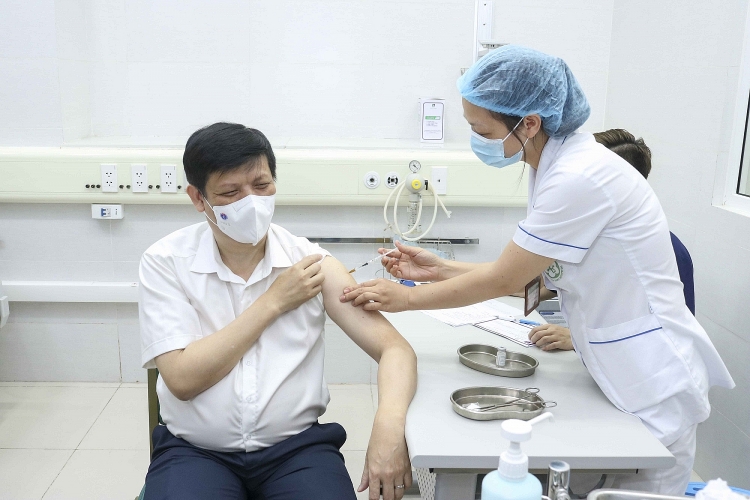 Bộ trưởng Bộ Y tế Nguyễn Thanh Long tiêm chủng vắc xin phòng COVID-19.