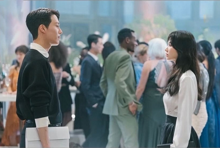 Khung cảnh lãng mạn giữa Jang Ki Yong và Song Hye Kyo trong Now, We Are Breaking Up 