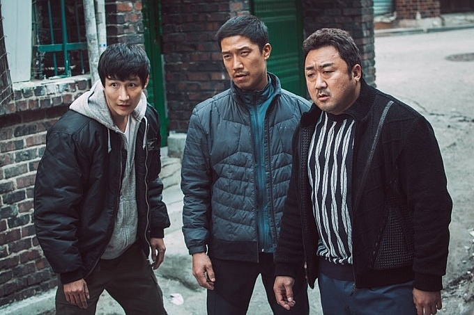 Ma Dong Seok (ngoài cùng bên phải) trong The Outlaw 1