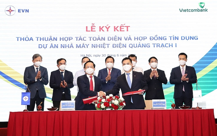 Đại diện EVN (ảnh trái) và đại diện Vietcombank (ảnh phải) ký hợp đồng tín dụng dự án Nhà máy nhiệt điện Quảng Trạch I