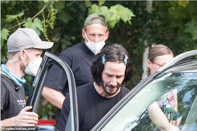 Keanu Reeves xuất hiện nổi bật trên phim trường "John Wick 4" tại Berlin