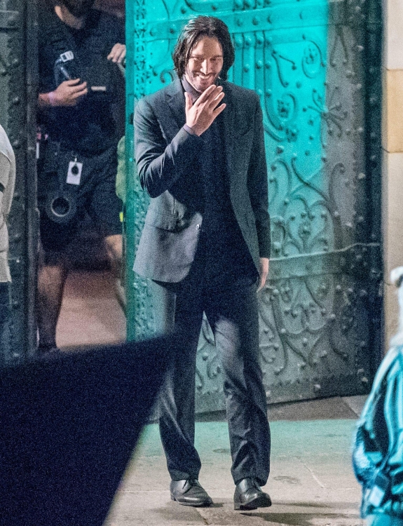 Keanu Reeves xuất hiện nổi bật trên phim trường "John Wick 4" tại Berlin