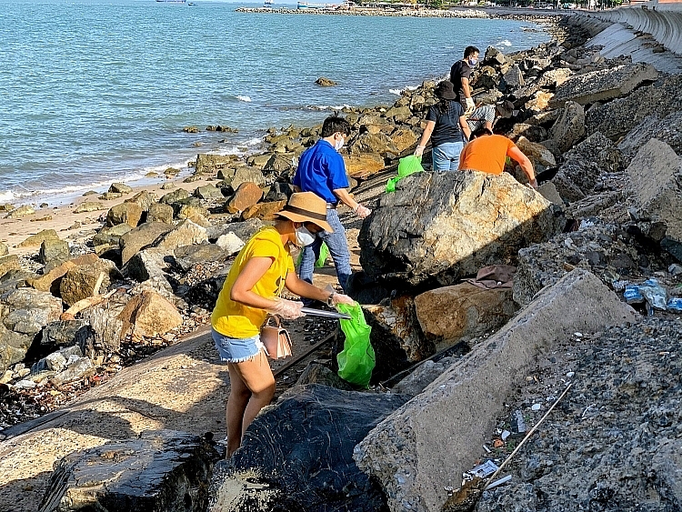 hoạt động thu gom rác dọc bờ biển Bãi trước, TP Vũng Tàu
