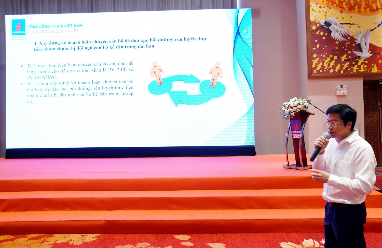Đồng chí Trần Đức Sơn – Phó Bí thư Đảng ủy, Trưởng Ban Tổ chức - Nhân sự trình bày báo cáo tổng kết, đánh giá về công tác cán bộ và Người đại diện năm 2022
