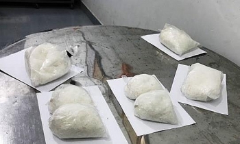 Bắt 2 đối tượng vận chuyển 5kg ma túy đá từ Campuchia về Việt Nam