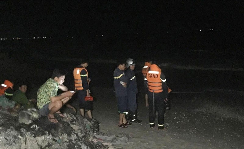 Bình Thuận: Bốn du khách bị sóng cuốn mất tích khi tắm biển