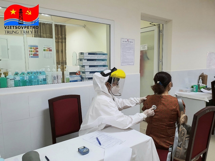 Bác sỹ Lê Thị Liễu - phụ trách phòng Vắc xin của TTYT VSP đang trực tiếp khám sàng lọc trước khi tiêm cho người bệnh
