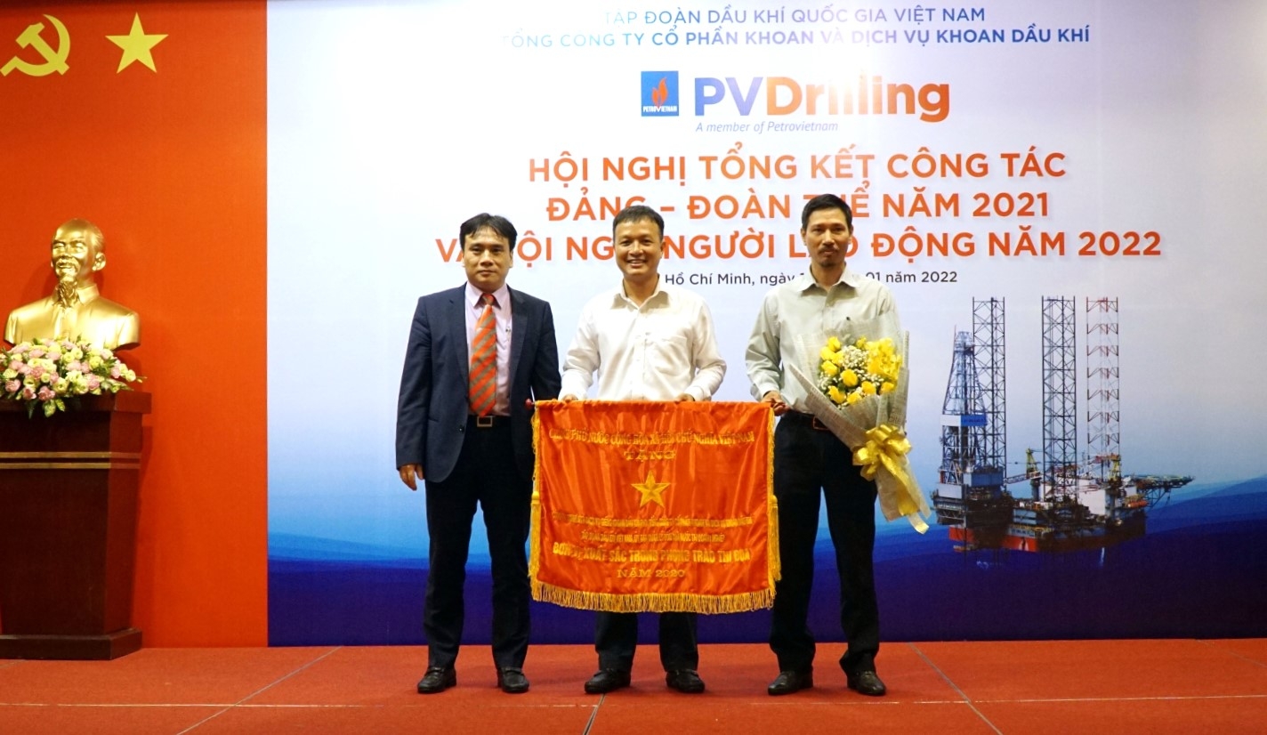 ổng giám đốc PV Drilling Nguyễn Xuân Cường tặng Cờ thi đua của Chính phủ cho đại diện PVD Well Services