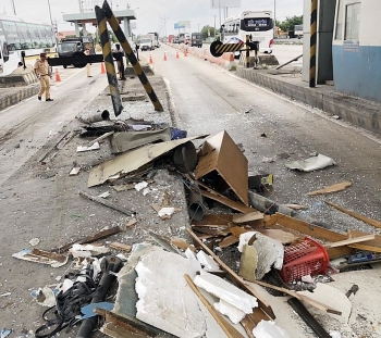 Tiền Giang: Xe container đâm sập cabin trạm thu phí