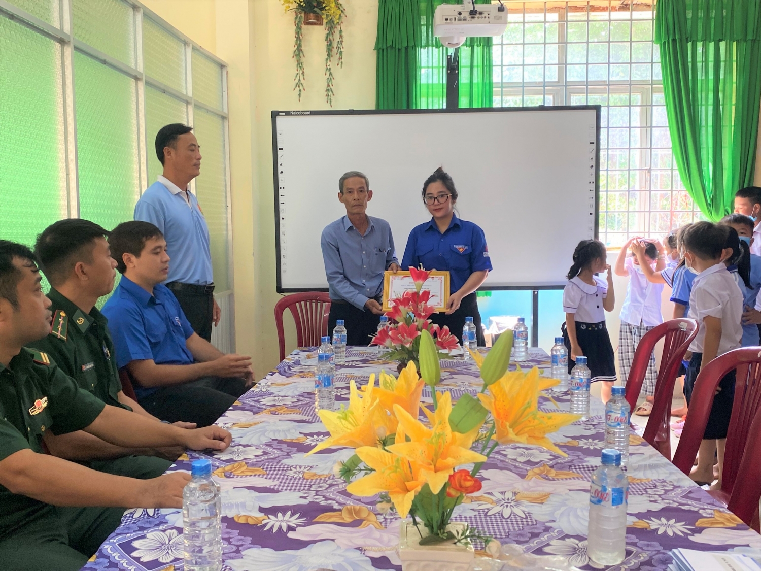 BIENDONG POC mang Trung thu ý nghĩa đến các em nhỏ vùng biên