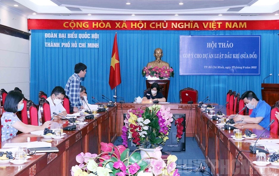Bà Văn Thị Bạch Tuyết, Phó Trưởng Đoàn Đại biểu Quốc hội TP Hồ Chí Minh chủ trì Hội thảo. 