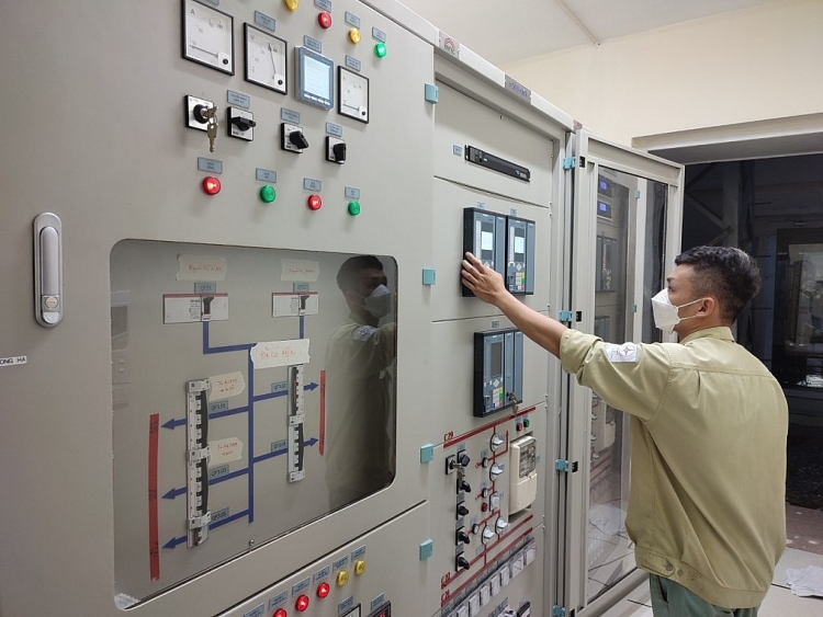 Kiểm tra vận hành thiết bị trước khi đóng điện đường dây 220 kV Đông Hà - Lao Bảo.