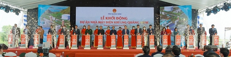 Các đại biểu thực hiện nghi thức bấm nút khởi động dự án LNG Quảng Ninh.
