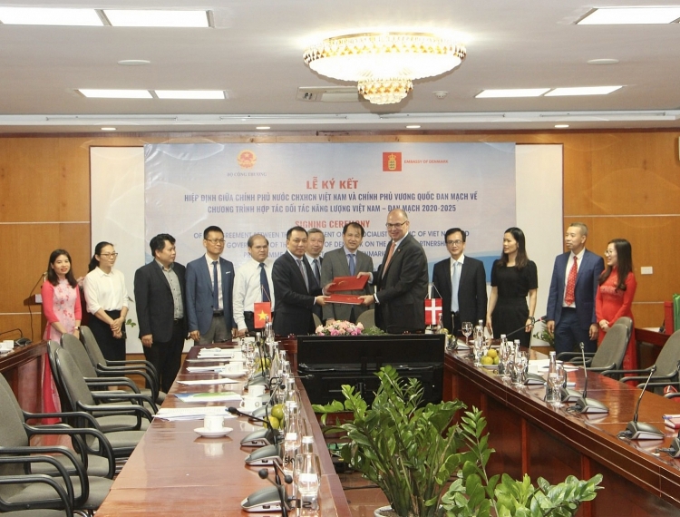 Đại sứ Đan Mạch tại Việt Nam Kim Højlund Christensen và Thứ trưởng Bộ Công Thương Đặng Hoàng An ký kết hiệp định khởi động Chương trình DEPP III