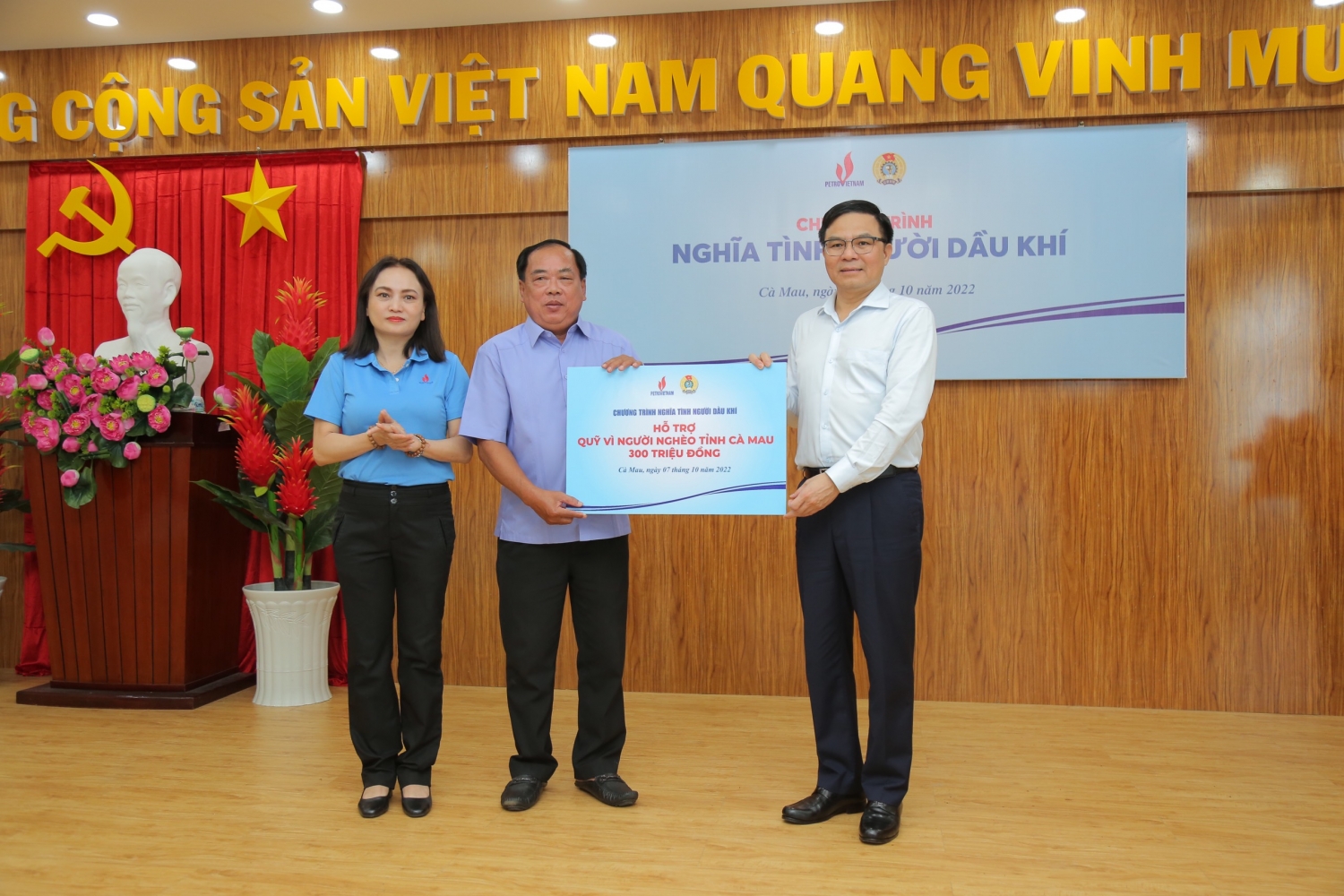 Tổng Giám đốc Petrovietnam Lê Mạnh Hùng và Chủ tịch Công đoàn Dầu khí Việt Nam Nghiêm Thùy Lan trao biểu trưng 300 triệu đồng hỗ trợ Quỹ Vì người nghèo tỉnh Cà Mau.