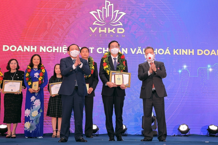 Đại diện Petrovietnam nhận chứng nhận tôn vinh Doanh nghiệp chuẩn văn hóa kinh doanh