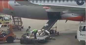 Ném hành lý của khách, 2 nhân viên sân bay bị sa thải