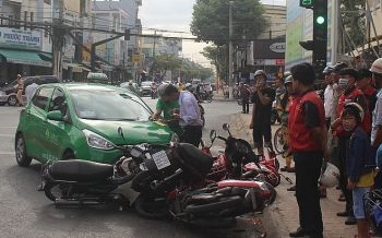 Tiền Giang: Hàng loạt xe máy bị ô tô đâm khi chờ đèn đỏ
